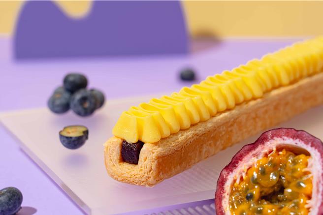 「Smille」春季限定「百香莓果蜜樂酥」，在U型千層酥皮鋪上清甜的莓果庫利，擠上飽滿百香果奶醬，滋味酸甜清爽。（Smille微笑蜜樂提供）