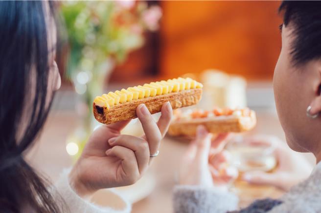 「Smille微笑蜜樂」秉持探索水果甜點無限可能的精神，春季新品「百香莓果蜜樂酥」以台灣在地百香果入餡。（Smille微笑蜜樂提供）