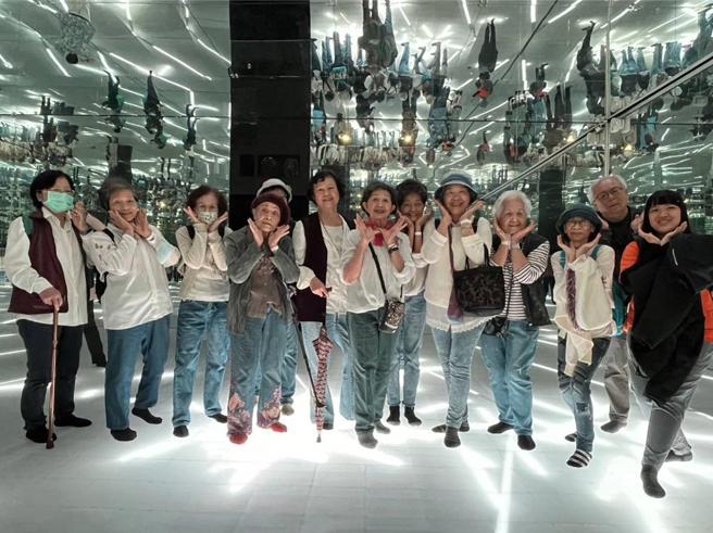 30位平均年龄80岁的阿公阿嬷，1日到「异想新乐园」游玩，拍下许多不老网美、网帅照。图／中阳提供