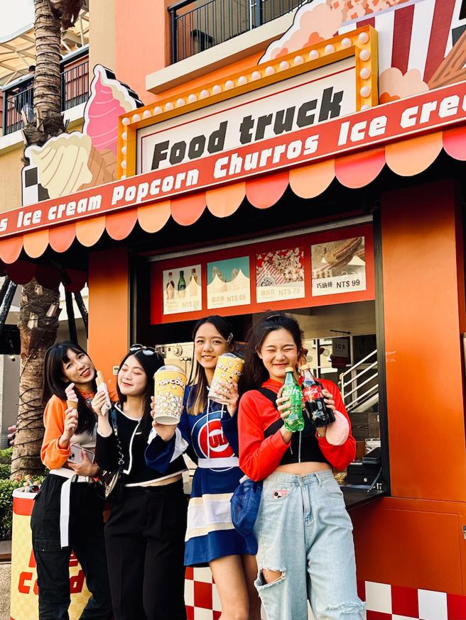 SKM Park Outlets高雄草衙铃鹿赛道乐园，推出全新快餐车，2月1日至2月4日优惠：草莓霜淇淋＋巧纳棒享129元组合价。（SKM Park Outlets提供）