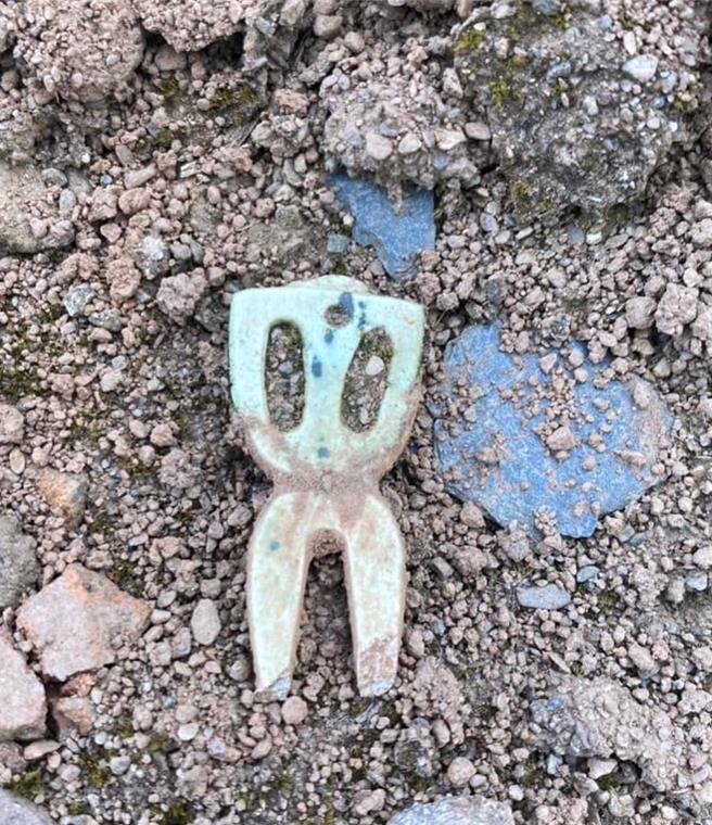 清华大学人社学院学士班大二学生林嘉乐、利恩得寒假期间前往花莲考古博物馆实习，与团队到北花莲秀林乡北三栈遗址区地表踏查，意外发现国宝级人兽形玉玦。（取自脸书清大考古）