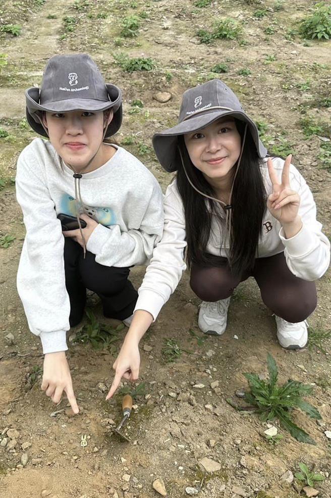 清华大学人社学院学士班大二学生林嘉乐、利恩得寒假期间前往花莲考古博物馆实习，与团队到北花莲秀林乡北三栈遗址区地表踏查，意外发现国宝级人兽形玉玦。（取自脸书清大考古）