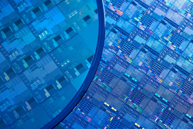 中国半导体业者靠着官方补贴不断扩大资本支出，大量成熟制程晶片陆续涌入市场，低阶晶片市场将因中国大量生产而出现供过于求问题。（图Shutterstock达志影像）