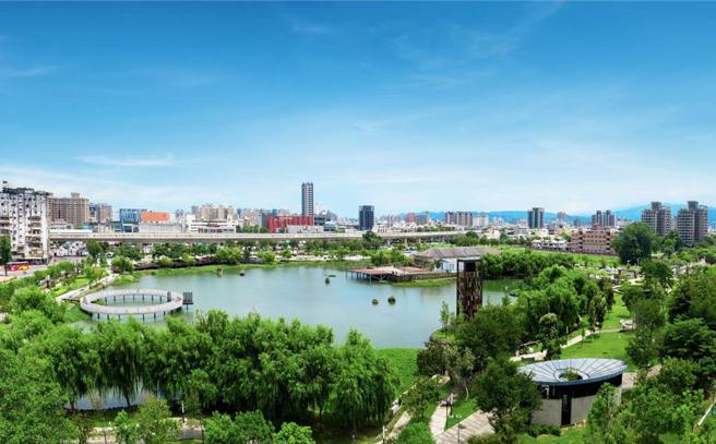 「台糖湖濱園區」附近居民可就近休憩散步，享受城市中珍貴的綠海芬多精，大幅帶動周邊房市熱度與買氣！圖／業者提供