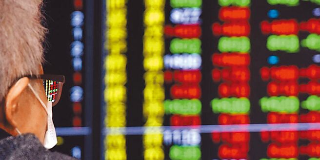 美国联准会将公布利率决策内容，外资31日台北股匯市双杀，对台股终止连八买转卖超124亿元，加权指数下跌145点、掼破万八，收17,889点。图／本报资料照片