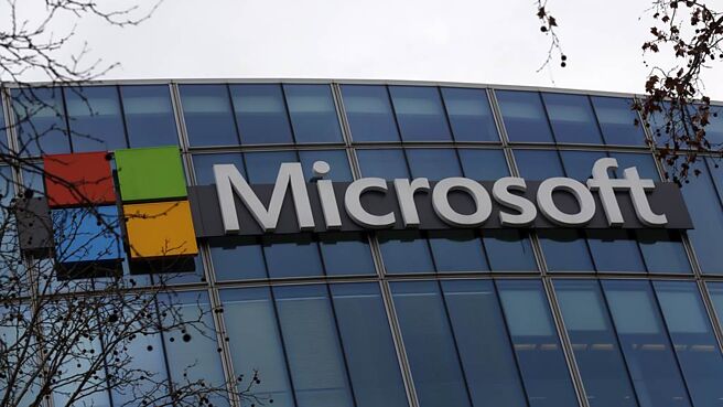 微软上季营收、获利表现亮眼，但投资人对开发人工智慧业务成本过高仍感到疑虑。图／美联社