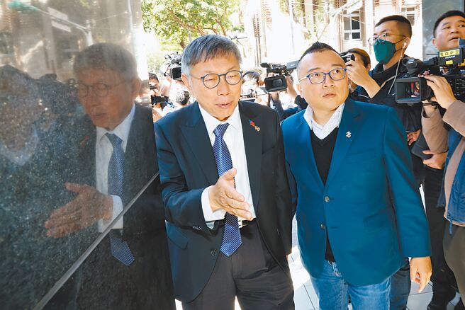 民眾黨由周榆修接任祕書長，黨主席柯文哲（左）昨日出席記者會後，與周榆修（右）一起離開。（陳信翰攝）