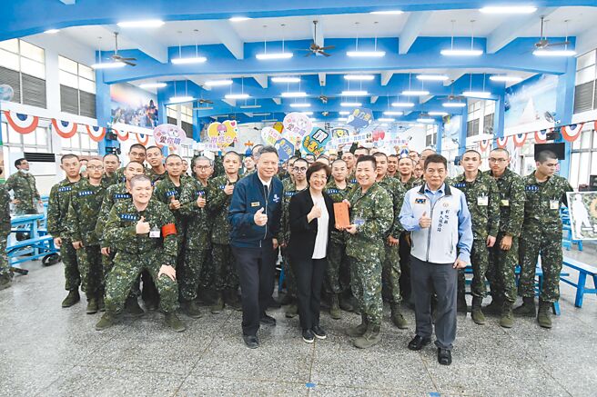 彰化县籍服役1年的役男共有53人，县长王惠美（前排右三）1月31日到台中成功岭探兵。（彰化县政府提供／吴建辉彰化传真）