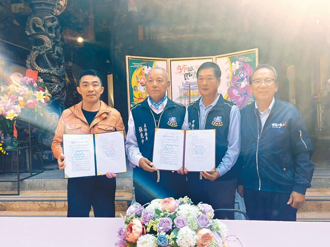 雲林縣麥寮拱範宮規畫編纂《國定古蹟麥寮拱範宮誌》，拱範宮主委張克中（左二）與雲科大主任謝瑞隆（左一）簽署產學合作書。（張朝欣攝）