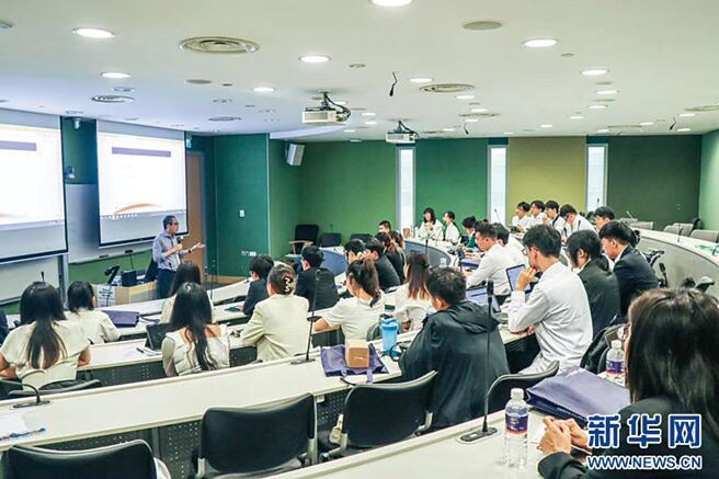 人力部長陳詩龍表示，新加坡有一流的教育制度，培育出無數人才，同時也為勞工提供培訓，以面對人力缺口。圖學生在講座中進行專題學習和討論。（新華社）