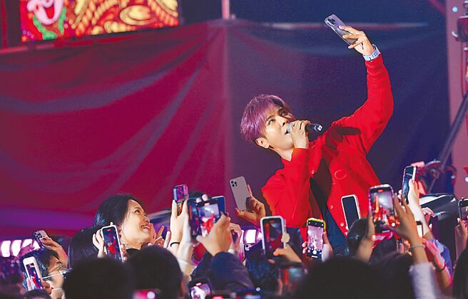 小豬1月31日和旺旺集團員工們玩自拍，親和力十足。（陳俊吉攝）