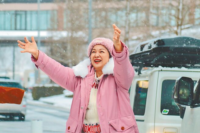 楊貴媚愛上日本秋田的雪景，每天都沉浸在幸福氛圍中。（桂田文創提供）