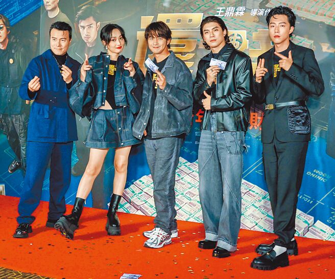 李銘忠（左起）、蔡思韵、陳柏霖、林哲熹、蔡凡熙1月31日出席《還錢》首映會。（粘耿豪攝）