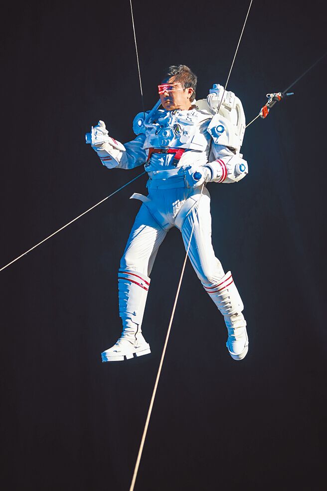 胡瓜在过年节目中，吊钢丝登场。（民视提供）