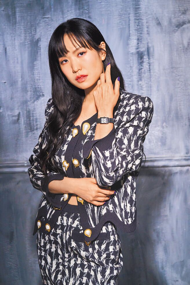 孙盛希去年的歌唱事业创新高峰，预告今年年底将会举办演唱会，会是个丰收年，佩戴浪琴表（Longines）MINI DOLCEVITA女表展现时尚品味。（JOJ PHOTO摄，专题企画／中时时尚，服装提供／Moschino）