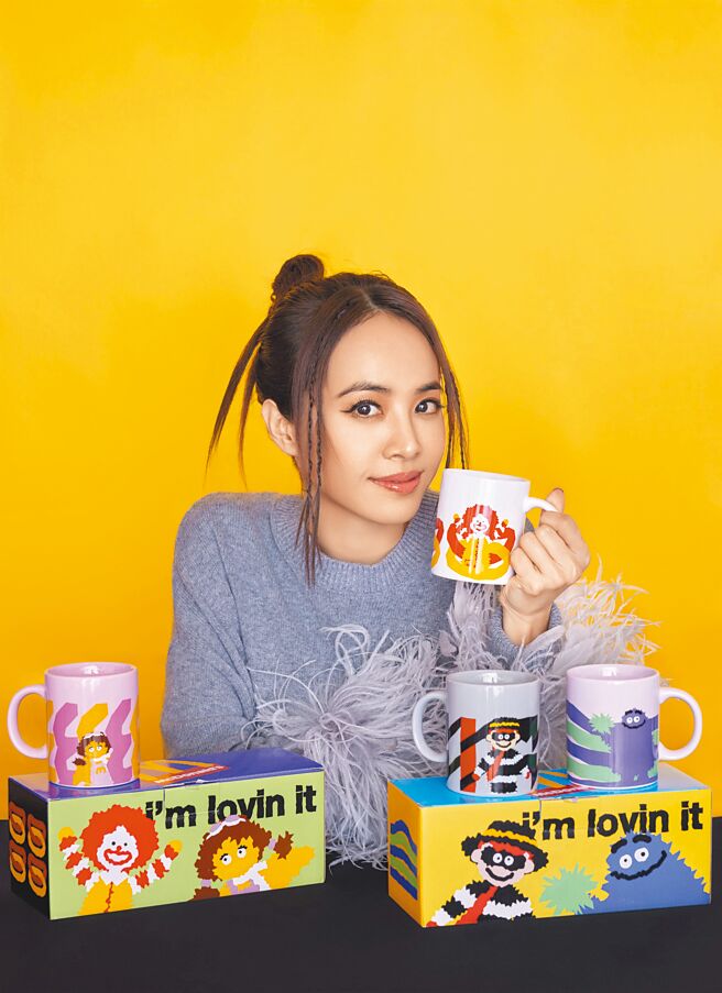「麥當勞叔叔與好朋友們 抖陣一起」馬克杯對杯讓蔡依林直呼可愛，限量4萬組即起開賣。（麥當勞提供）