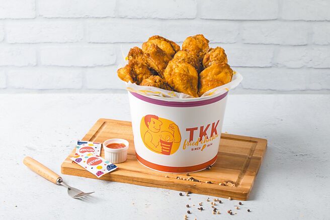 頂呱呱新春推「12塊炸雞重量桶」，原價720元、特價499元，現省221元。（頂呱呱提供）