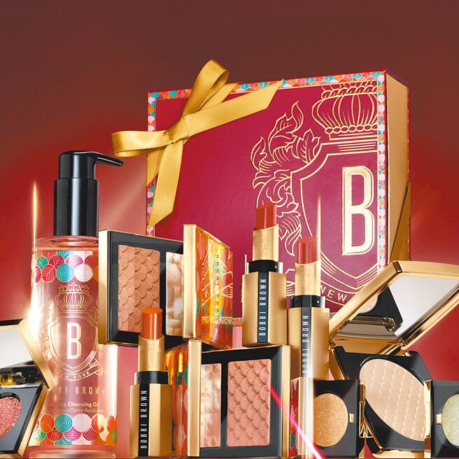 SOGO忠孝馆、復兴馆BOBBI BROWN幸运光采系列， 轻隐毛孔柔焦蜜粉饼1700元、极致钻石眼影1600元、双色颊彩盘2200元。（SOGO提供）