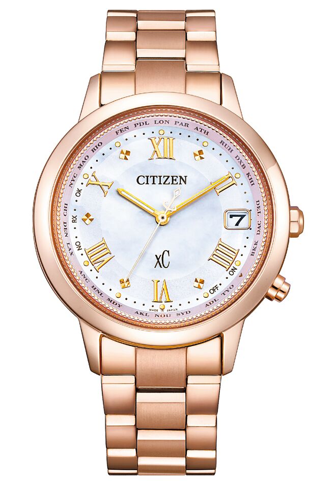 CITIZEN的光動能全球電波時計女表，Sakura pink櫻花粉紅金款，3萬3900元。（CITIZEN提供）