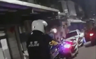 新莊3男闖民宅掏槍挾持 警遭撞「連轟2槍」畫面曝光！ 2嫌仍在逃