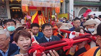 東山迎佛祖2日拂曉啟駕 黃偉哲帶頭鑽轎底