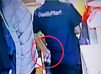 菜鳥超商店員努力整理物流包裹 竟是避監視器偷錢