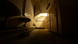 經常「半夜自己亮燈」 把他嚇慘 網驚：是鬼魂探測器