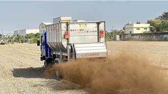 「田間大怪獸」邊走邊噴 有效取代人力改善農業缺工