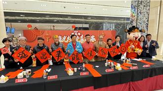 昇恆昌邀金門書法大師揮毫寫春聯 陪民眾過好年