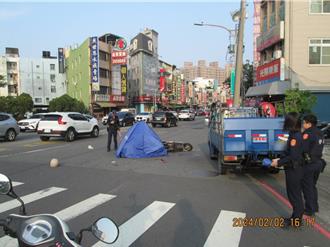 機車、貨車直行釀擦撞 騎士倒地腹部遭輾喪命