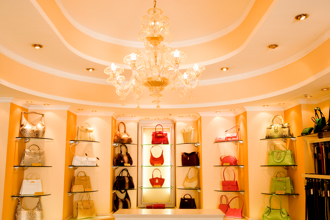 歐洲買精品包！店員說謊想敲盤子 一票人曝經驗：歧視有點嚴重