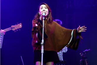 隔空對唱張國榮 辛曉琪一度哽咽情緒激動