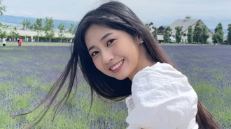 啦啦队女神应援遭拉肩带惊险跳开 咸猪手主人抓到了 