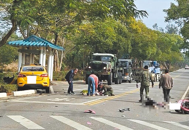 金门县吕姓计程车司机1日上午开车沿环岛南路1段往昔果山方向行驶，行经林湖路口，因贪快抢灯号，撞上张姓女子机车，张及女儿当场弹飞倒地。（民眾提供／高钧麟新北传真）