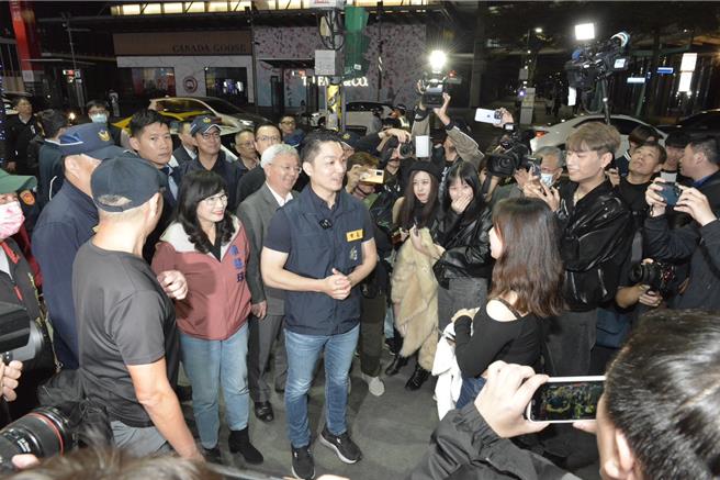 蒋万安至信义区人潮聚集场所提醒年轻民眾注意安全。（翻摄照片／林郁平台北传真）