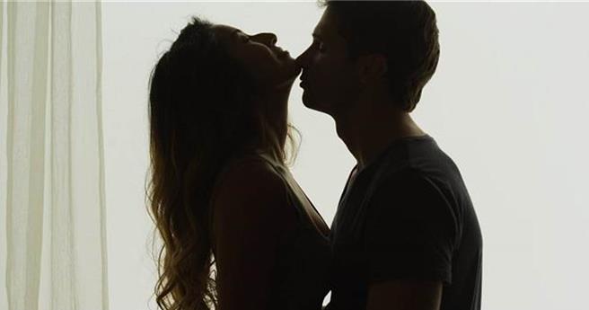 某大飯店的男經理前年死亡但保險金遭人領取，人妻調查發現，領取保險金的人是與老公在外租屋同居22年的女同事，且保險受益人在老公身亡前11天變更為小三，人妻提告求償，台北地方法院判賠10萬元。（示意圖:shutterstock/達志）