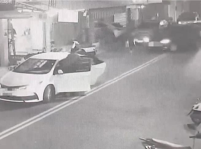 警方调阅监视器画面发现衝突双方均为辖区内经常滋事分子，因谈判破裂爆发驾车衝撞伤人事件。（警方提供／孙英哲彰化传真）