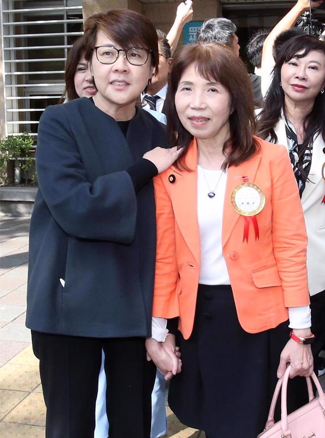 立法院长选举2/1投票，民眾党不分区立委陈昭姿（右起）不慎投出无效票，事后民眾党立法院长候选人黄珊珊不断安慰对方（资料照／范扬光摄）