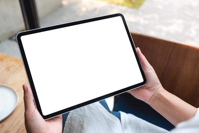 因为远距教学借用平板，儿子却发现惊人秘密，阿姨竟然亲爸爸的「小弟弟」。(图:shutterstock/达志)