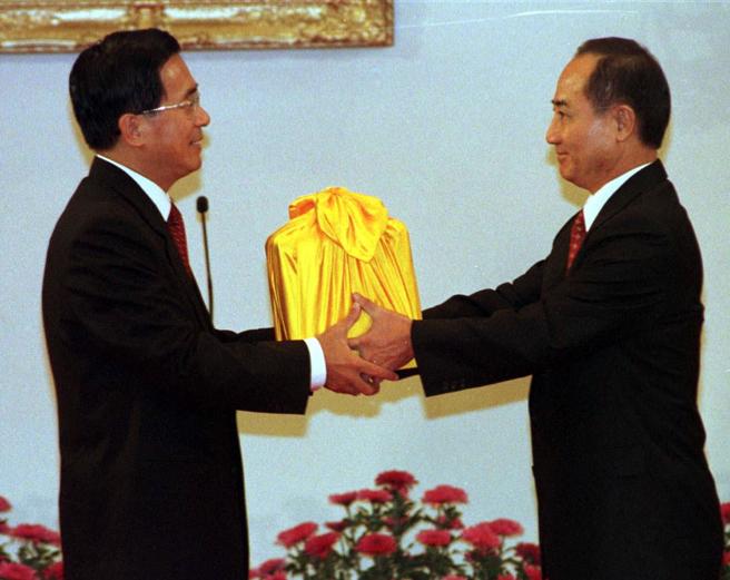 图为第十任总统、副总统宣誓就职典礼，前总统陈水扁（左）从时任立法院长王金平手中接下国玺、荣典之玺、及总统之印。(本报资料照)