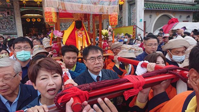 台南市长黄伟哲2日一早6时许（左三）扛着碧轩寺观音佛祖神轿出碧轩寺外。（程炳璋摄）