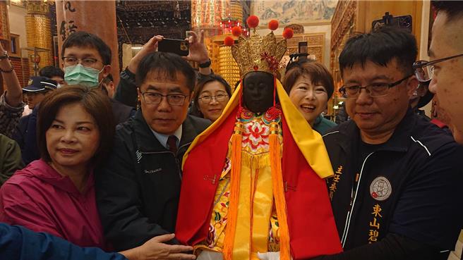 台南市长黄伟哲2日清晨6时许（左二）扛着碧轩寺观音佛祖神像上轿。（程炳璋摄）