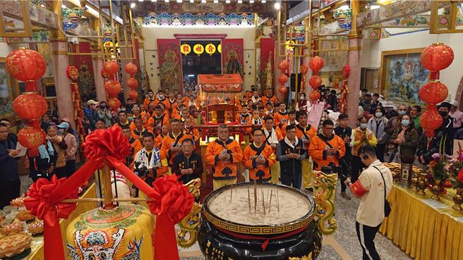 东山碧轩寺2日清晨6时祭拜观音佛祖要送佛祖上山回碧云寺，神轿与轿班人员先在大殿中参拜祈福。（程炳璋摄）
