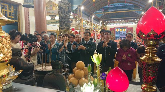 台南市长黄伟哲（右五）2日一早6时许到碧轩寺参加东山送佛祖活动。（程炳璋摄）