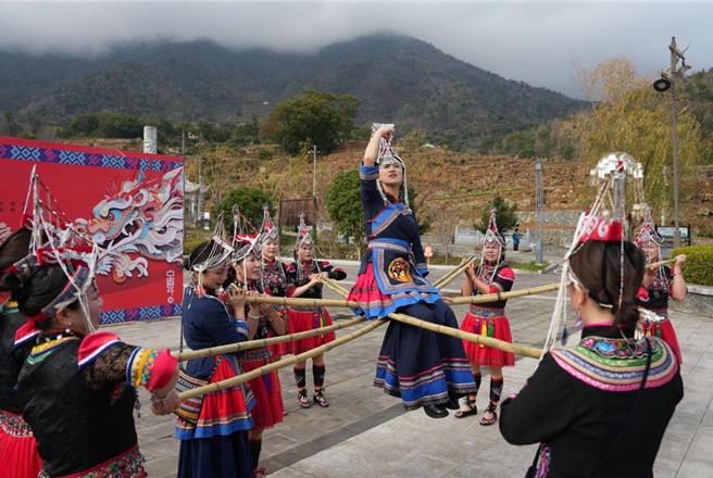 图为浙江省温州市苍南县岱岭畲族乡富源村文化广场，畲族姑娘们盛装为即将到来的当地新春「村晚」表演认真彩排。 （摘自中新社）