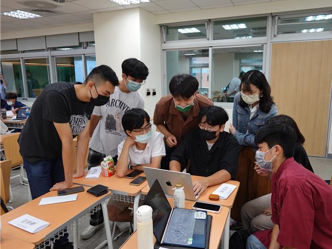 台大电机系的学长姐们与参加工作坊中的高中学员共同讨论。(台大提供)