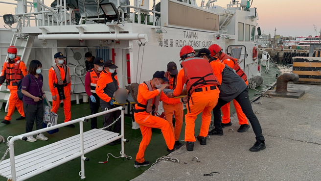 87歲阿北頭部撞傷恐腦內出血，澎湖海巡後送就醫。（翻攝畫面）