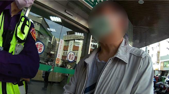 台中市吴姓男子误陷爱情诈骗圈套，依对方指示到邮局匯款给「阿姨」，行员惊觉有异查询帐户资料，发现「阿姨」帐户使用者是年仅30多岁的男性，进而联手警方戳破诈骗谎言，保住吴男积蓄。（警方提供／王煌忠台中传真）