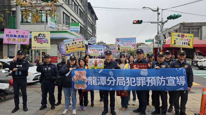 龙潭警在传统市场发钱母，同时宣导反诈及防窃。（翻摄画面）