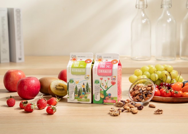 统一阳光高纤豆浆有13.6克蛋白质的高纤豆浆，以及8g膳食纤维，不仅让身体摄取足够的优质蛋白质，更帮助肠道蠕动。（图/中时新闻 摄）